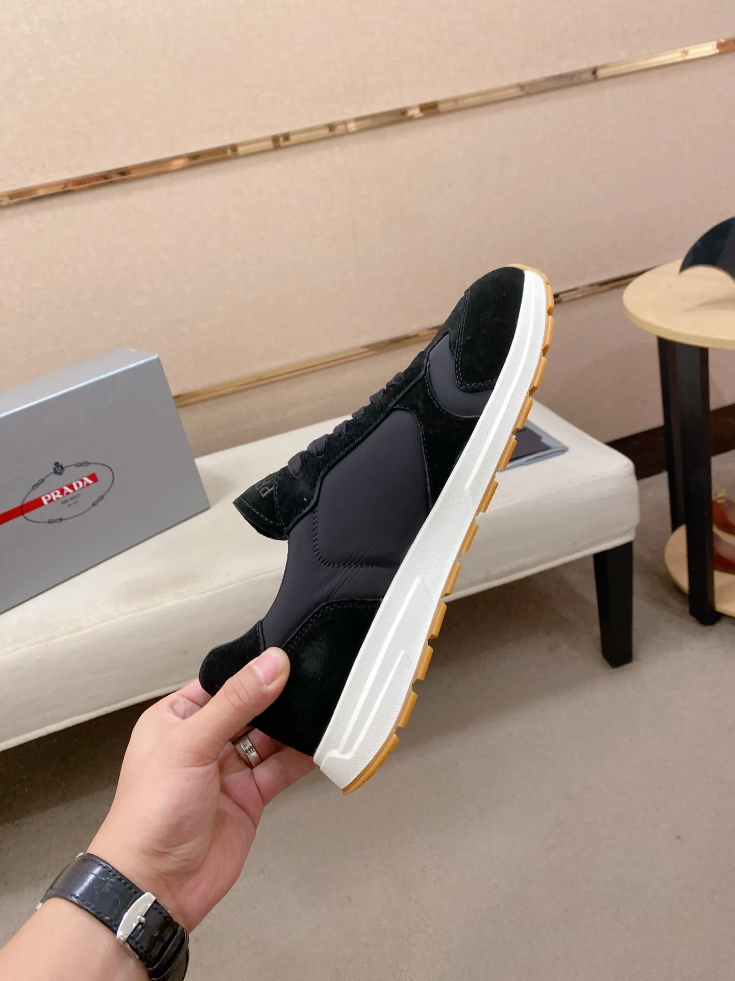 Men's Men's Shoes 💰 620💰 ✔️✔️✔️High version High-quality new PRADA (Prada) counters are launched simultaneously. The new men's shoes and 😘fabrics are selected from first-layer cowhide fabrics. Lining: Imported cowhide leather lining. 👍🏿High-end☄️Open-molded non-slip rubber outsole, exquisite lines, simple and elegant, comfortable and high-end for leisure travel. Code number: 38 to 45